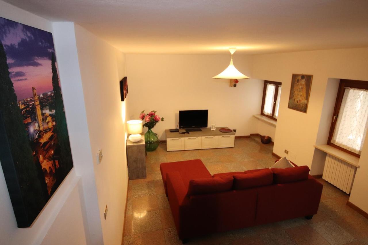 Casa Vacanze Al Borgo Caprino Veronese Exteriör bild